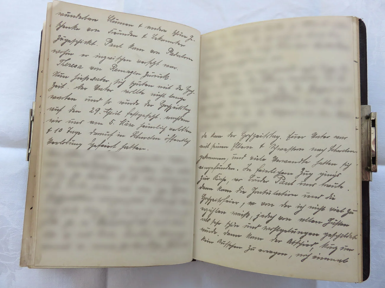 Extrait du journal intime de / Ausschnitt aus dem Tagebuch von Hedwig Schmitz-Fürstenberg, 1912-1916 © Hedwig Schmitz-Fürstenberg [...] „Da kam der Hochzeitstag. Euer Vater war mit seinen Eltern und Schwestern nach Schwelm gekommen, und viele Verwandte hatten sich eingefunden. In feierlichem Zug ging es zur Kirche, wo Bruder Paul uns traute. Dann kam die Gratulation und die Hochzeitsfeier, von der ich nicht viel zu erzählen weiß, jedoch von allen Gästen als sehr schön und wohlgelungen geschildert wurde. Dann kam der Abschied. Kurz, um kein Aufsehen zu erregen, war ich in mein Mädchenzimmer um Abschied davon zu nehmen. Dann ging es in ein ganz anderes Leben und in die weite Welt ...“ [...]