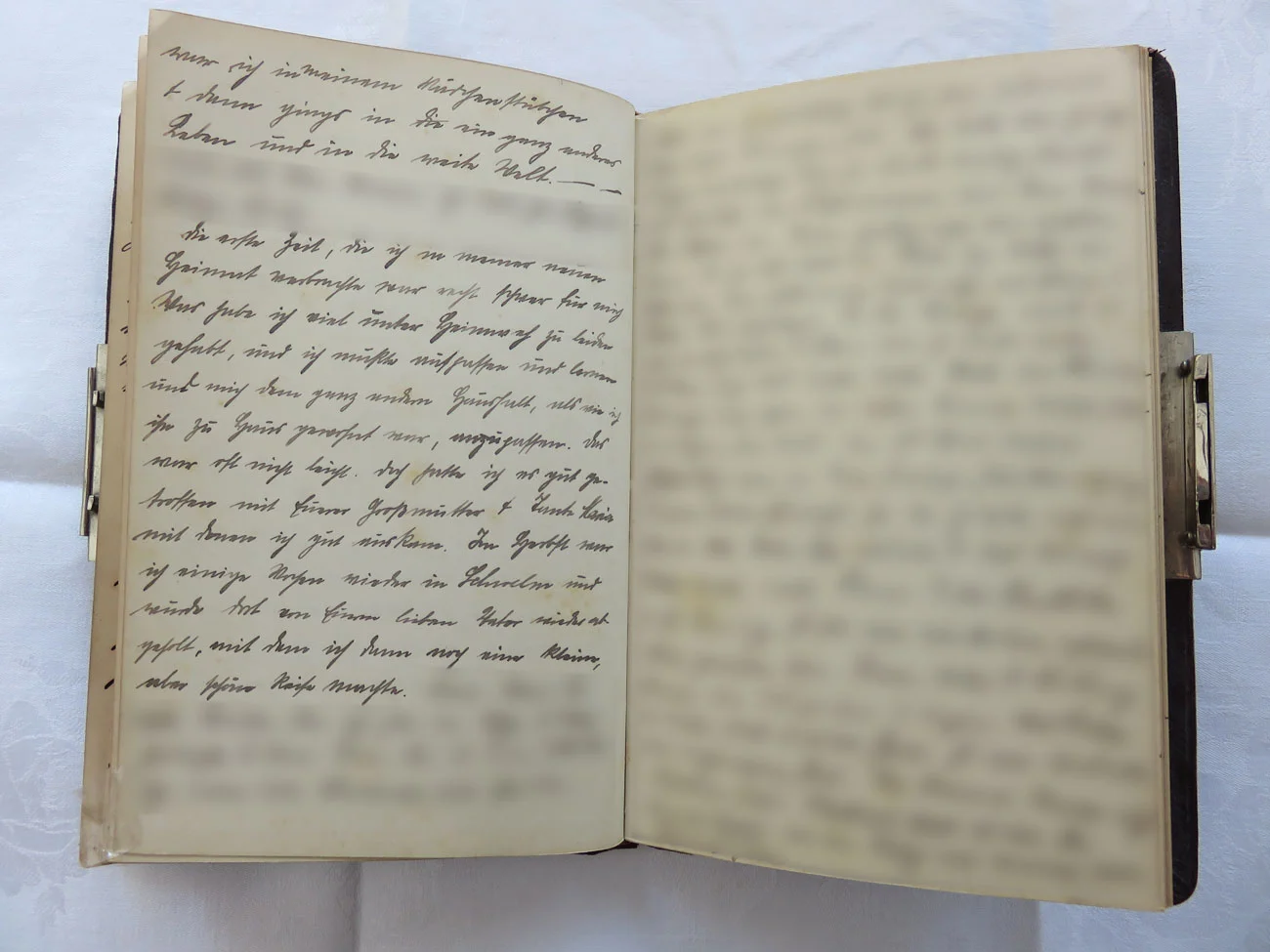 Extrait du journal intime de / Ausschnitt aus dem Tagebuch von Hedwig Schmitz-Fürstenberg, 1912-1916 © Hedwig Schmitz-Fürstenberg [...] “Die erste Zeit, die ich in meiner neuen Heimat verbrachte, war recht schwer für mich. Was habe ich viel unter Heimweh zu leiden gehabt und ich musste aufpassen und lernen und mich dem ganz anderen&nbsp;Haushalt, als wie ich ihn zu Hause gewohnt war, anzupassen. Das war oft nicht leicht. Doch hatte ich es gut getroffen mit eurer Großmutter und Tante Maria, mit denen ich gut auskam. Im Herbst war ich einige Wochen wieder in Schwelm und wurde dort von eurem lieben Vater wieder abgeholt, mit dem ich dann noch eine kleine, aber schöne Reise machte.“ [...]