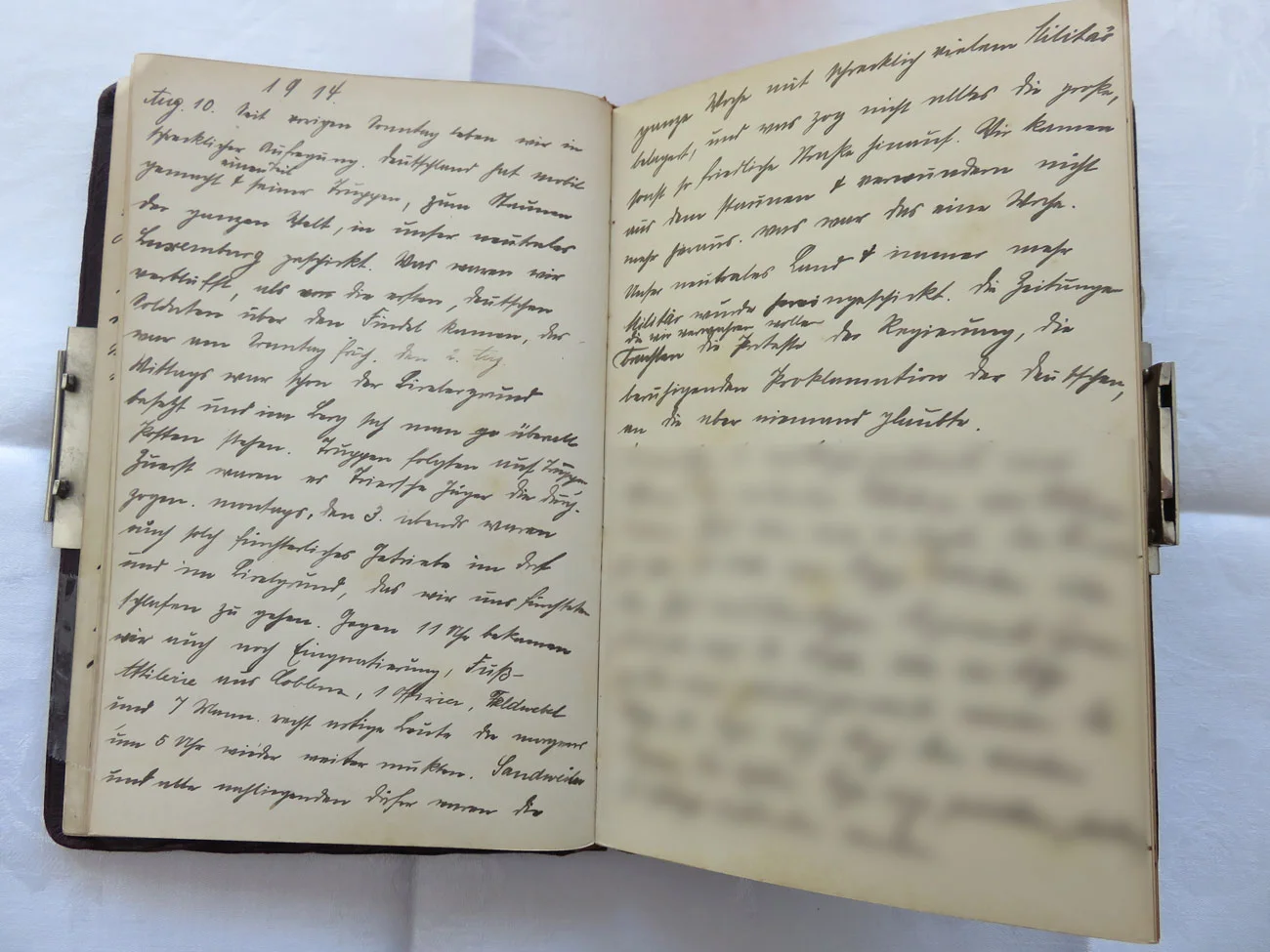 Extrait du journal intime de / Ausschnitt aus dem Tagebuch von Hedwig Schmitz-Fürstenberg, 1912-1916 © Hedwig Schmitz-Fürstenberg [...] „1914, August 10. Seit vorigem Sonntag leben wir in schrecklicher Aufregung. Deutschland hat mobil gemacht und einen Teil seiner Truppen, zum Staunen der ganzen Welt, in unser neutrales Luxemburg geschickt. Was waren wir verblüfft, als die ersten deutschen Soldaten über den Findel kamen, das war am Sonntag früh, den 2. August.  Mittags war schon der Birelergrund besetzt und im Berg sah man überall Posten stehen. Truppen folgten auf Truppen, zuerst waren es triersche Jäger, die durch zogen. Montags, den 3. Abends war solch fürchterliches Getriebe im Dorf und im Birelergrund, daß wir uns fürchteten schlafen zu gehen. Gegen 11 Uhr bekamen wir auch noch Einquartierung: Fußartillerie aus Koblenz, ein Offizier, Feldwebel und 7 Mann, recht artige Leute, die morgens um 5 Uhr wieder weiter mussten. Sandweiler und alle nebenliegenden Dörfer waren die ganze Woche mit schrecklich vielen Militär belagert, und was zog nicht alles die große, sonst so friedliche Strasse hinauf. Wir kamen aus dem Staunen und Verwundern nicht mehr heraus. Was war das eine Woche!  Unser neutrales Land, und immer mehr Militär wurde hereingeschickt. Die Zeitungen brachten die Proteste der Regierung, die beruhigende Proklamation der Deutschen, die aber niemand glaubte.“ [...]
