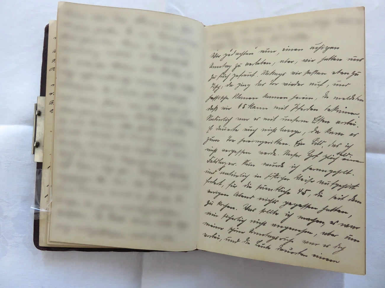 Extrait du journal intime de / Ausschnitt aus dem Tagebuch von Hedwig Schmitz-Fürstenberg, 1912-1916 © Hedwig Schmitz-Fürstenberg [...] “Wir gedachten nun einen ruhigen Sonntag [9. August 1914] zu verleben, aber wir hatten uns zu früh gefreut. Mittags, wir saßen eben zu Tisch, da ging das Tor wieder auf, und hessische Ulanen kamen herein. Die meldeten, daß wir 45 Mann mit Pferden bekämen. Natürlich war es nun mit unserem Essen vorbei. Es dauerte auch nicht lange da kamen sie zum Tor hereingeritten. Ein Bild das ich nicht vergessen werde. Unser Hof glich bald einem Feldlager. Nun wurde ich herangeholt und natürlich in höflicher Weise aufgefordert, für die sämtlichen 45 Soldaten, die seit dem vorigen Abend nichts gegessen hatten, zu kochen. Was sollte ich machen, es war mir sicherlich nicht angenehm. Mit unserer schönen Sonntagsruhe war es vorbei und die Soldaten dauerten einen. Ich bekam Soldaten zu Hilfe, die erstmals eine Unmenge Kartoffel schälen mußten. Ich kochte ihnen Suppe, braune Kartoffeln&nbsp;und ließ einen Schinken auseinander schneiden. Um 3 Uhr konnten die Mannschaften antreten und ihr Essen in Empfang nehmen. Dann hieß es weiter sorgen für den Oberleutnant, der allein aß, sich aber angeboten hatte, mit den Mannschaften zu essen. Um 5 Uhr hatte ich alles glücklich überstanden, war aber abends todmüde. Abends mußte ich nochmals sorgen, da gab es für die Leute Kaffee und Bratkartoffeln, für die Besseren Aufschnitt und Butterbrot.“ [...]