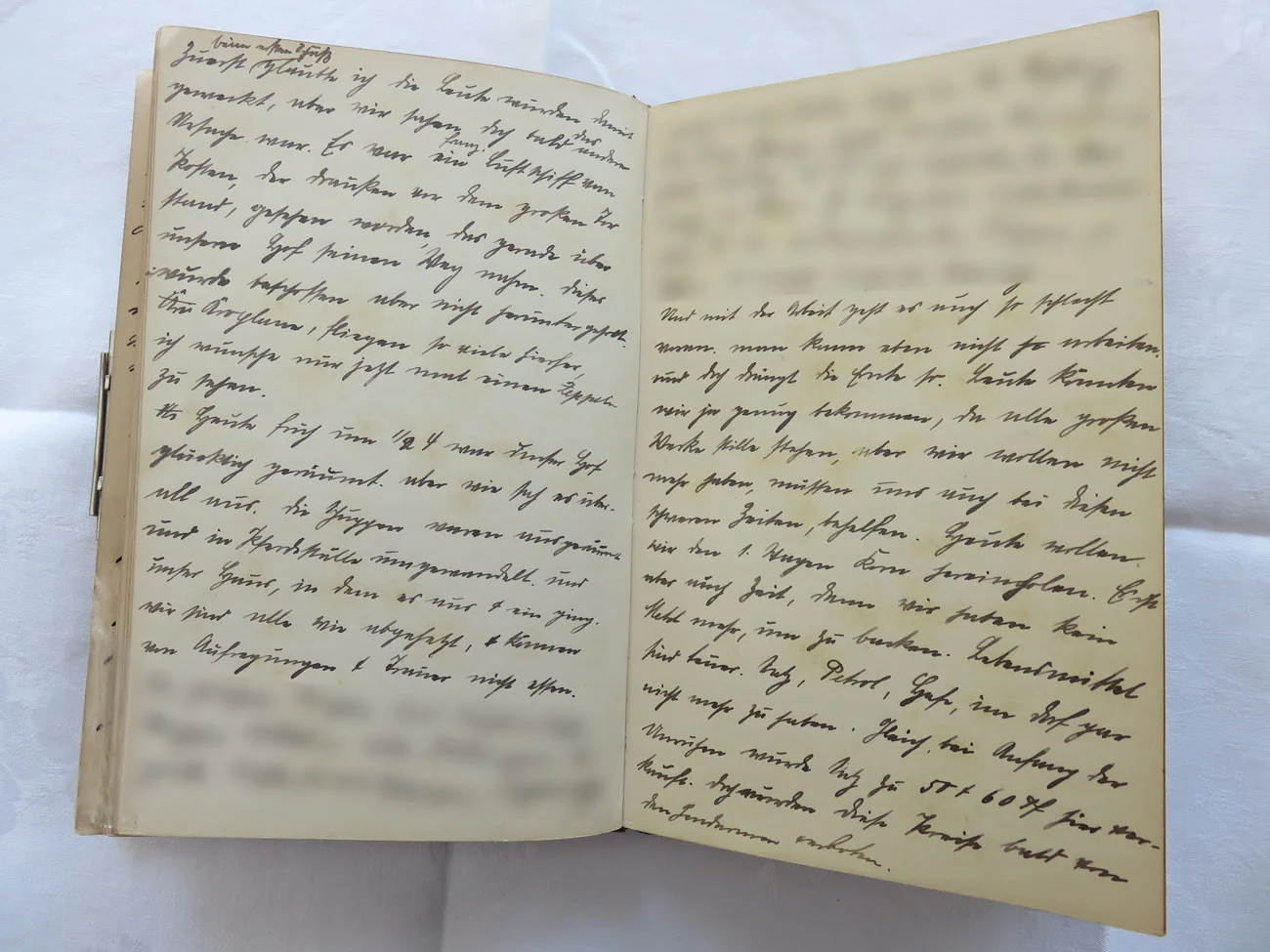 Extrait du journal intime de / Ausschnitt aus dem Tagebuch von Hedwig Schmitz-Fürstenberg, 1912-1916 © Hedwig Schmitz-Fürstenberg [...] „Mit der Arbeit geht es auch so schlecht voran. Man kann eben nicht arbeiten und doch drängt die Ernte so. Leute könnten wir ja genug bekommen, da alle großen Werke still stehen, aber wir wollen nicht mehr haben, müssen uns auch bei diesen schweren Zeiten behelfen. Heute wollten wir den ersten Wagen Korn herein holen. Es ist aber auch Zeit, denn wir haben kein Mehl mehr zum Backen. Lebensmittel sind teuer. Salz, Petrol und Hefe sind im Dorf gar nicht mehr zu haben. Gleich bei Anfang der Unruhen wurde Salz zu 50 und 60 Pfennig hier verkauft. Doch wurden diese Preise bald von den Gendarmen verboten.“ [...]