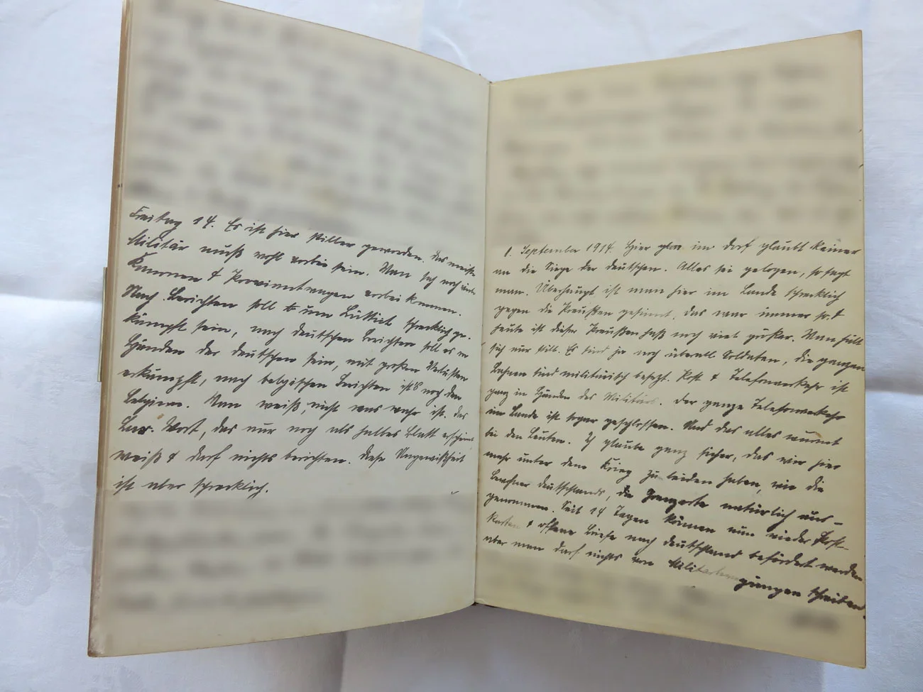 Extrait du journal intime de / Ausschnitt aus dem Tagebuch von Hedwig Schmitz-Fürstenberg, 1912-1916 © Hedwig Schmitz-Fürstenberg [...] „Freitag, den 14. [August]. Es ist stiller geworden. Das meiste Militär muss wohl vorbei sein. Man sah noch viele Kanonen und Proviantwagen vorbei kommen. Nach Berichten soll um Lüttich schrecklich gekämpft werden. Nach deutschen Berichten soll es in den Händen der Deutschen sein, mit großen Verlusten erkämpft, nach belgischen Berichten ist es noch den Belgiern. Man weiß nicht mehr was wahr ist. Das Luxemburger Wort, das nur noch als halbes Blatt erscheint, weiß und darf nichts berichten. Diese Ungewissheit ist aber schrecklich.“ [...]