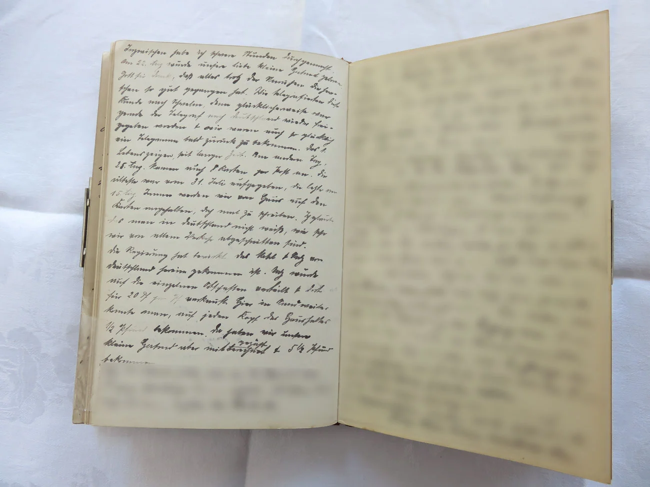 Extrait du journal intime de / Ausschnitt aus dem Tagebuch von Hedwig Schmitz-Fürstenberg, 1912-1916 © Hedwig Schmitz-Fürstenberg [...] „Inzwischen habe ich schwere Stunden durchgemacht. Am 22. August wurde unsere liebe, kleine Gertrude geboren. Gottseidank, dass alles trotz der Unruhen so gut gegangen ist. Wir telegrafierten diese Kunde nach Schwelm, denn glücklicherweise war gerade der Telegraf nach Deutschland wieder frei gegeben worden und wir waren auch so glücklich ein Telegramm bald zurückzubekommen. Das erste Lebenszeichen nach langer Zeit. Am anderen Tag, am 25. August, kamen auch 8 Karten mit der Post an. Die älteste war vom 31. Juli aufgegeben, die letzte vom 15. August. Immer werden wir von Haus aus auf den Karten angehalten mal zu schreiben. Ich glaube, dass man in Deutschland nicht weiß wie sehr wir von allem Verkehr abgeschnitten sind. Die Regierung hat bewirkt, dass Mehl und Salz von Deutschland hereingekommen ist. Es wurde auf die einzelnen Ortschaften verteilt und dort für 20 Pfennig pro Pfund verteilt. Hier in Sandweiler konnte man auf jeden Kopf des Haushaltes ein halbes Pfund bekommen. Da haben wir unsere kleine Gertrude aber mitgezählt und 5,5 Pfund bekommen.“ [...]