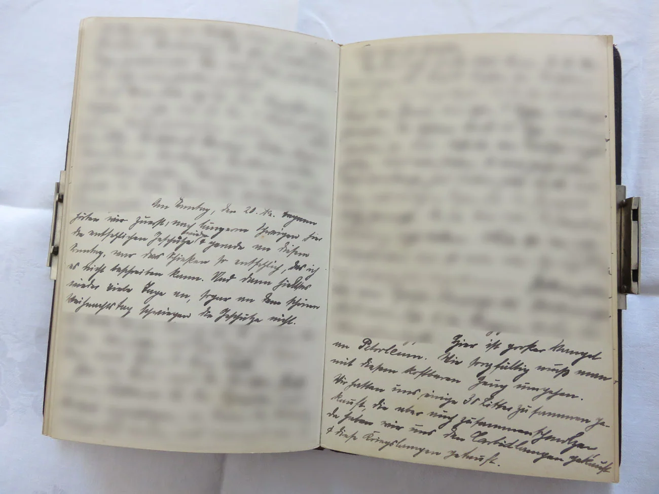 Extrait dujo &nbsp;urnal intime de / Ausschnitt aus dem Tagebuch von Hedwig Schmitz-Fürstenberg, 1912-1916 © Hedwig Schmitz-Fürstenberg [...] “Am Sonntag, den 20. Dezember hörten wir zuerst, nach längerem Schweigen hier die entsetzlichen Geschütze wieder, und gerade an diesem Sonntag war das Schiessen so entsetzlich, dass ich es nicht beschreiben kann. Und dann hielt es wieder viele Tage an, sogar an dem schönen Weihnachtstag schwiegen die Geschütze nicht.“ [...]