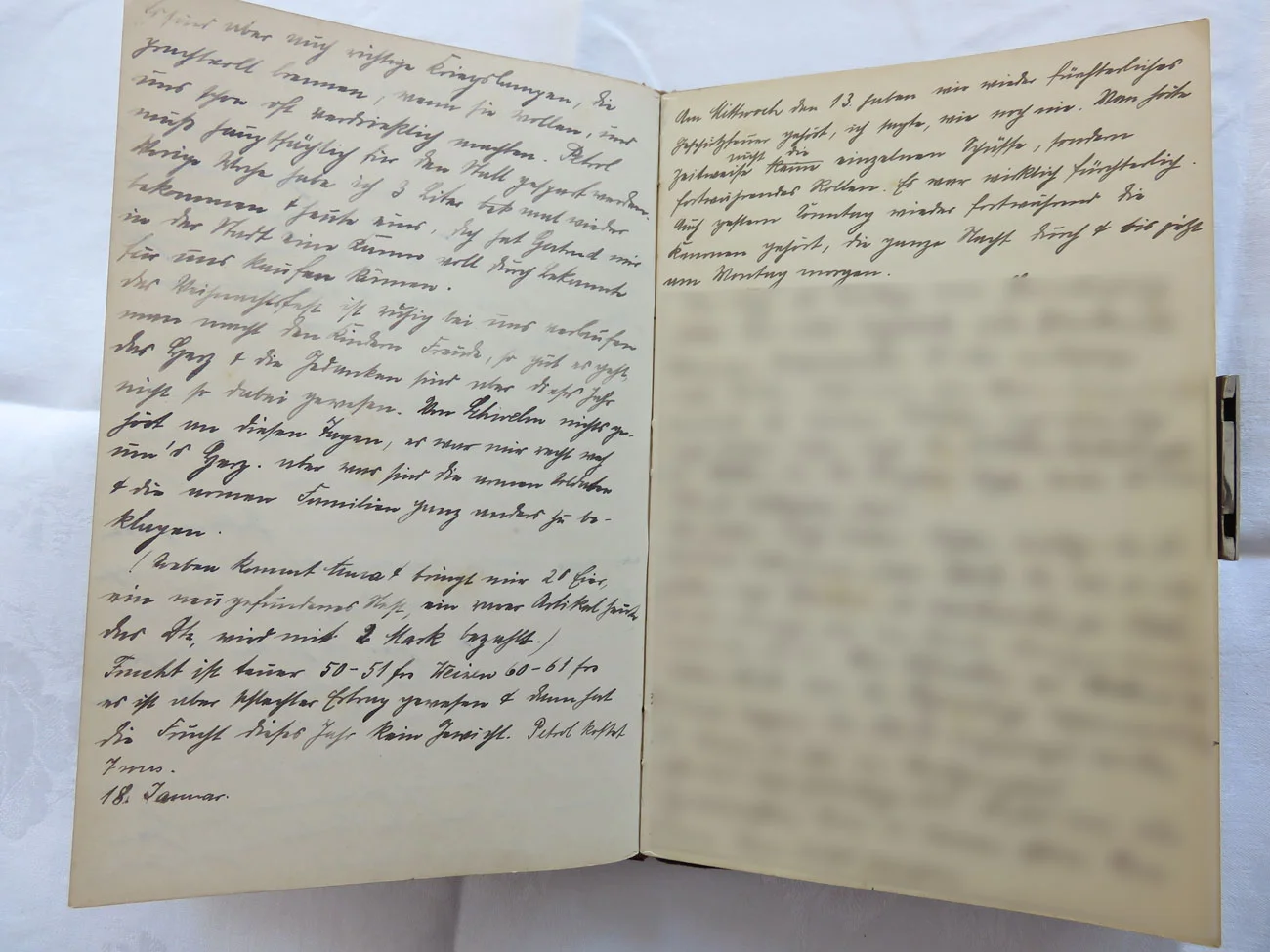 Extrait du journal intime de / Ausschnitt aus dem Tagebuch von Hedwig Schmitz-Fürstenberg, 1912-1916 © Hedwig Schmitz-Fürstenberg [...] „Hier ist großer Mangel an Petrol. Wie sorgfältig muß man mit diesem kostbaren Zeug umgehen. Wir hatten uns einige 30 Liter zusammen gekauft, die aber auch schnell zusammen schmolzen. Da haben wir Carbitlampen gekauft und diese Kriegslampen getauft. Es sind auch richtige Kriegslampen, die prachtvoll brennen, wenn sie wollen und uns schon sehr verdrießlich machten. Petroleum muß hauptsächlich für den Stall gespart werden. Letzte Woche habe ich 3 Liter mal wieder bekommen und heute einen. Doch hat Gertrude uns in der Stadt eine Kanne voll durch Bekannte kaufen können. Das Weihnachtsfest ist ruhig bei uns verlaufen, man macht den Kindern Freude so gut es geht. Das Herz und die Gedanken sind aber dieses Jahr nicht so dabei gewesen. Von Schwelm nichts gehört an diesen Tagen, es war mir recht weh ums Herz. Aber was sind die armen Soldaten und die armen Familien ganz anders zu beklagen.  Soeben kommt Anna und bringt mir 20 Eier, ein neugefundenes Nest. Ein rarer Artikel heute, das Dutzend wird mit 2 Mark bezahlt. Frucht ist teuer, 50 bis 51 Franken, für Weizen 60 bis 61 Franken. Es ist aber ein schlechter Ertrag gewesen und dann hat die Frucht dieses Jahr kein Gewicht. Petroleum kostet 7 Sous.  18. Januar 1915  Am Mittwoch den 13. März haben wir wieder fürchterliches Geschützfeuer gehört wie noch nie. Man hörte nicht die einzelnen Schüsse sondern fortwährendes Rollen. Es war wirklich fürchterlich. Auch gestern Sonntag wieder fortwährend die Kanonen gehört, die ganze Nacht durch bis am Montagmorgen.“ [...]
