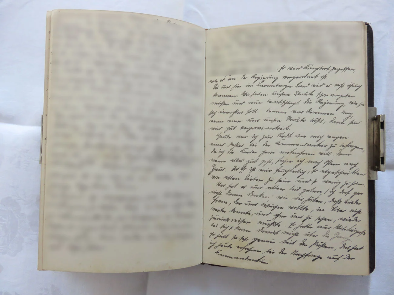 Extrait du journal intime de / Ausschnitt aus dem Tagebuch von Hedwig Schmitz-Fürstenberg, 1912-1916 © Hedwig Schmitz-Fürstenberg [...] „Es wird Kriegsbrot gegessen wie es von der Regierung angeordnet ist. Bei uns hier im Luxemburger Land wird es wohl ähnlich kommen. Wir haben unsere Vorräte schon angeben müssen und nun beratschlagt die Regierung, wie sie sich einrichten soll. Komm, was kommen mag, wenn man uns unsere Vorräte lässt, dann sind wir gut vorproviantiert.  Heute war ich zur Stadt um mich wegen eines Passes bei der Kommandantur zu befragen, da ich die Kinder gerne mitnehmen will. Denn wenn alles gut geht, fahre ich nach Ostern nach Haus. Es ist mir fürchterlich so abgeschnitten von allen Lieben zu sein und so wenig zu hören.  Was hat es uns allen leid getan (ich darf gar nicht darüber denken) wie wir hörten, dass Bruder Franz, der uns besuchen wollte, in Trier nicht weiter konnte und ohne uns zu sehen, wieder zurückereisen musste. Er hatte nur einen Militärpass bei sich und kam damit nicht über die Grenze. Es hält sehr genau mit&nbsp; den Pässen, das habe ich heute erfahren bei der Nachfrage auf der Kommandantur. Ich muss mich mit den Kindern fotografieren lassen für den Pass.“ [...]