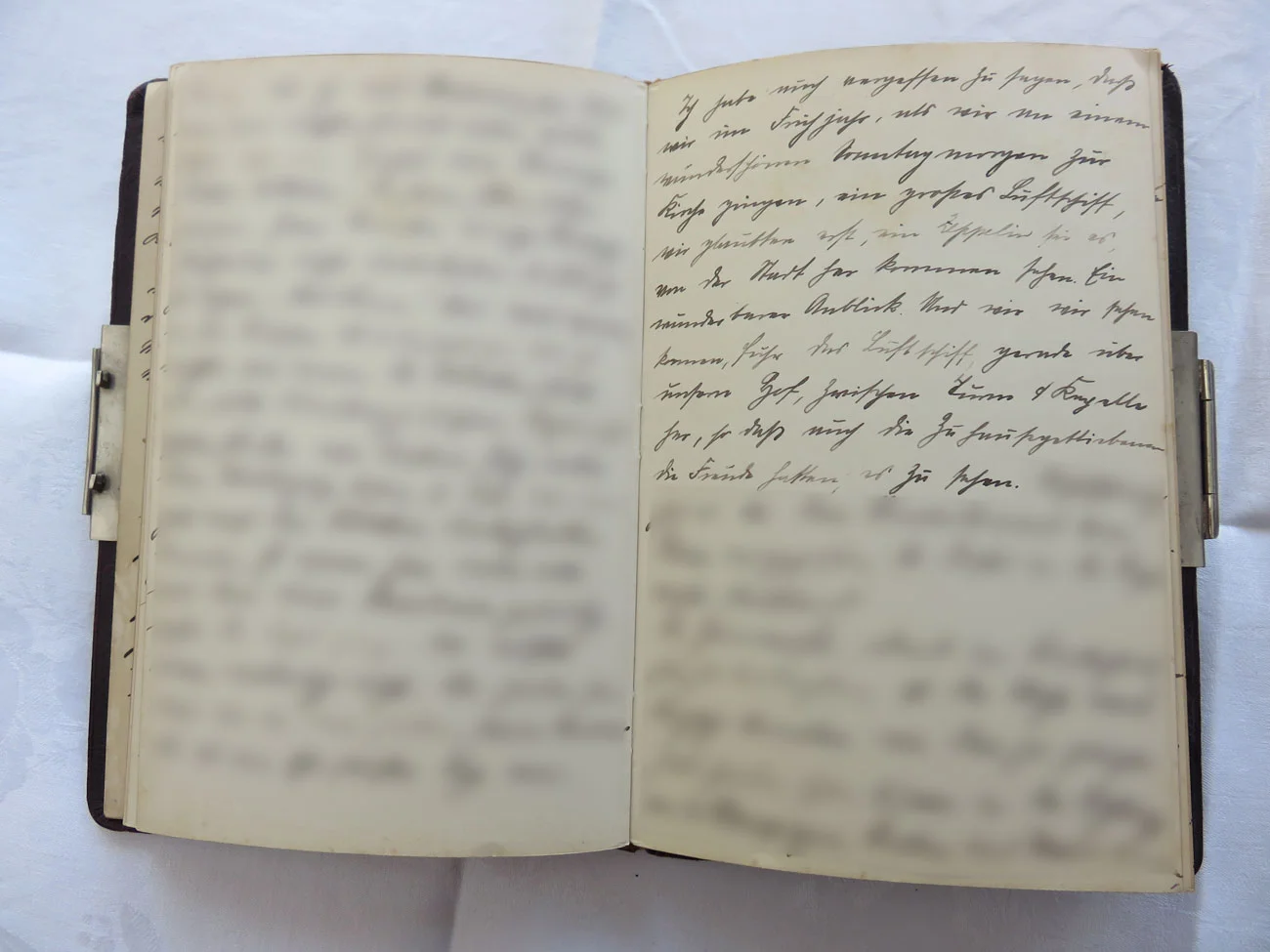 Extrait du journal intime de / Ausschnitt aus dem Tagebuch von Hedwig Schmitz-Fürstenberg, 1912-1916 © Hedwig Schmitz-Fürstenberg "Ich habe auch vergessen zu sagen, daß wir im Frühjahr, als wir an einem wunderschönen Sonntagmorgen zur Kirche gingen, ein großes Luftschiff von der Stadt herkommen sahen. Wir glaubten es wäre ein Zeppelin, ein wunderbarer Anblick. Und wie wir sehen konnten, fuhr das Luftschiff gerade über unseren Hof, zwischen Turm und Kapelle, so dass auch die Zuhausgebliebenen es sehen konnten.“ [...]