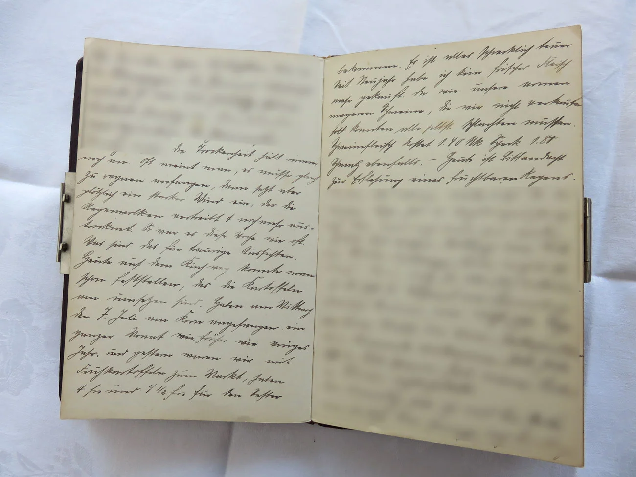 Extrait du journal intime de / Ausschnitt aus dem Tagebuch von Hedwig Schmitz-Fürstenberg, 1912-1916 © Hedwig Schmitz-Fürstenberg [...] „Die Trockenheit hält immer noch an. Oft meint man, es müsse gleich zu regnen anfangen, dann setzt aber plötzlich ein starker Wind ein, der die Regenwolken vertreibt und alles noch mehr austrocknet. So war es diese Woche wie oft. Was traurige Aussichten. Heute auf dem Kirchweg konnte man schon feststellen, dass die Kartoffeln am Umsetzen sind. Haben am Mittwoch den 7. Juli im Korn angefangen, ein ganzer Monat früher als letztes Jahr. Gestern waren wir mit Frühkartoffeln zum Markt, bekamen 4 Franken und 4,5 Franken für den Sester. Es ist alles schrecklich teuer. Seid Neujahr habe ich kein frisches Fleisch mehr gekauft, da wir unsere mageren Schweine, die wir nicht verkaufen konnten, alle selbst schlachten mussten. Schweinfleisch kostet 1,40 Mark, Speck, 1,8 Mark, ebenso das Schmalz.  Heute ist Bittandacht zur Erflehung eines fruchtbaren Regens.“ [...]   