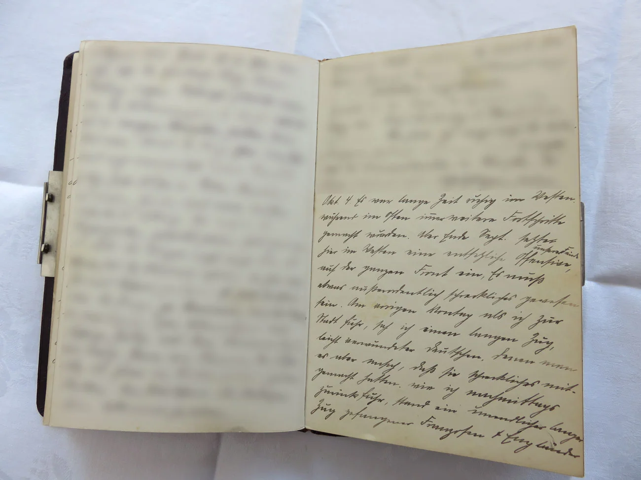 Extrait du journal intime de / Ausschnitt aus dem Tagebuch von Hedwig Schmitz-Fürstenberg, 1912-1916 © Hedwig Schmitz-Fürstenberg [...] „4. Oktober. Es war lange Zeit ruhig im Westen, aber Ende September setzte hier im Westen eine entsetzliche Offensive ein auf der ganzen Front. Es musste außerordentlich schrecklich gewesen sein. Am vorigen Montag, als ich zur Stadt fuhr, sah ich einen langen Zug leicht verwundeter Deutschen, denen man es aber ansah, dass sie schreckliches mitgemacht hatten. Wie ich nachmittags zurückfuhr, stand ein unendlich langer Zug gefangener Engländer und Franzosen am Bahnhof.“ [...]