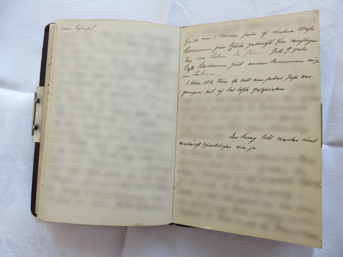 Extrait du journal intime de / Ausschnitt aus dem Tagebuch von Hedwig Schmitz-Fürstenberg, 1912-1916 © Hedwig Schmitz-Fürstenberg [...] „Heute am 4. Oktober habe ich unsere Marianne zur Schule gebracht. Ein wichtiger Tag im Leben der Eltern. Gott gebe, dass Marianne gut vorankommen möge im Leben.  5. März 1916. Nun ist bald ein halbes Jahr vergangen seit ich das Letzte geschrieben habe. [...] Der Krieg tobt weiter und vielleicht schrecklicher denn je.“   