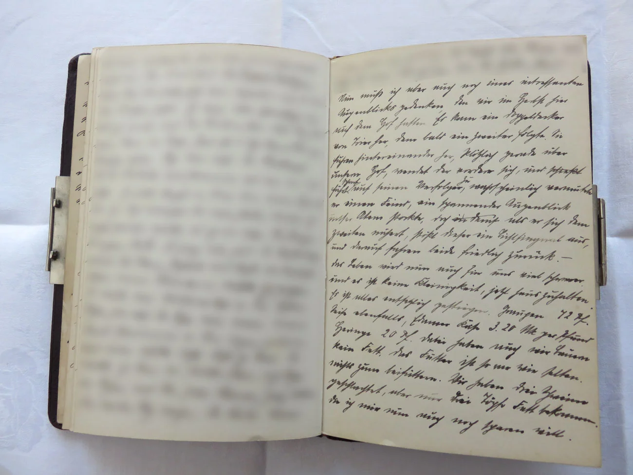 Extrait du journal intime de / Ausschnitt aus dem Tagebuch von Hedwig Schmitz-Fürstenberg, 1912-1916 © Hedwig Schmitz-Fürstenberg [...] “Nun muss ich aber auch noch eines interessanten Augenblicks gedenken, den wir im Herbst hier auf dem Hof hatten. Es kam ein Doppeldecker von Trier her, dem bald ein 2. folgte. Sie flogen hintereinander. Plötzlich, gerade über unserem Hof wendet der vordere sich und fliegt auf seinen Verfolger zu. Wahrscheinlich vermutete er einen Feind, ein spannender Augenblick, unser Atem stockte. Doch als er sich dem 2. näherte stößt dieser ein Lichtsignal aus, und darauf fuhren beide friedlich zurück.  Das Leben wird nun auch für uns viel schwerer und es ist keine Kleinigkeit jetzt Haus zu halten. Die Preise sind entsetzlich gestiegen: Graupe: 72 Pfennig, Seife ebenfalls, Edamer Käse: 3,2 Mark/Pfund, Heringe: 20 Pfennig. Dabei haben auch wir Bauern kein Fett, das Futter ist so rar wie selten. Nichts zum Beifüttern. Wir haben 3 Schweine geschlachtet aber nur 3 Töpfe Fett bekommen, die ich mir nun auch noch sparen will.“ [...]