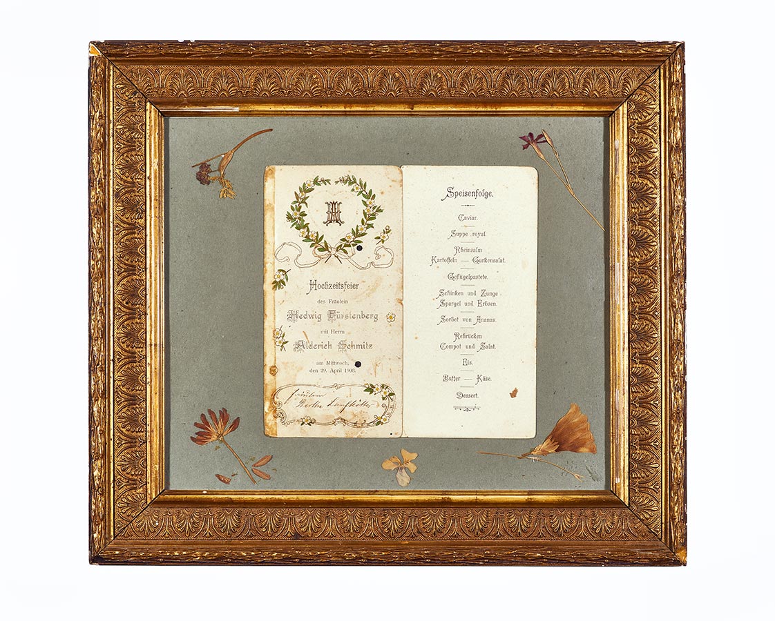 Menu du mariage de Hedwig Fürstenberg et Alderich Schmitz, encadré et décoré avec fleurs séchées par leur petite fille / Hochzeitsmenu von Hedwig Fürstenberg und Alderich Schmitz, von ihrer Enkelin gerahmt und mit getrockneten Blumen geschmückt