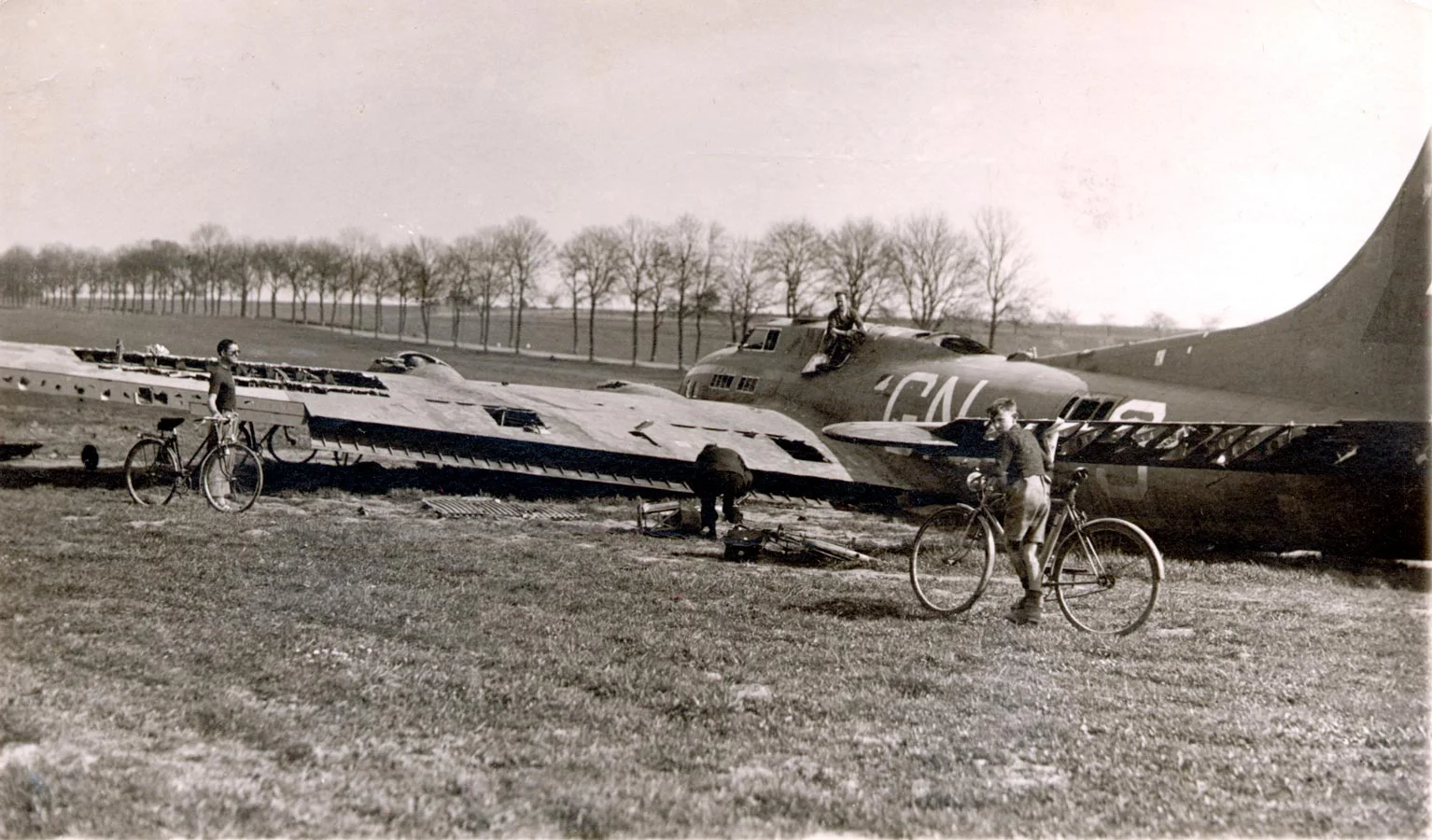 Vrac d'avion après la Deuxième Guerre mondiale, environs de Sandweiler / Flugzeugwrackteile in der Umgebung von Sandweiler nach dem 2. Weltkrieg © photographe inconnu, droits réservés, Collection Jos Feller, Sandweiler