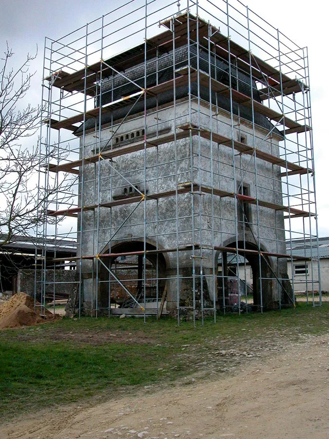 Colombier en restauration / Restaurierungsarbeiten am Taubenturm, Birelerhof, Sandweiler, 2004 © Jos Feller, Sandweiler