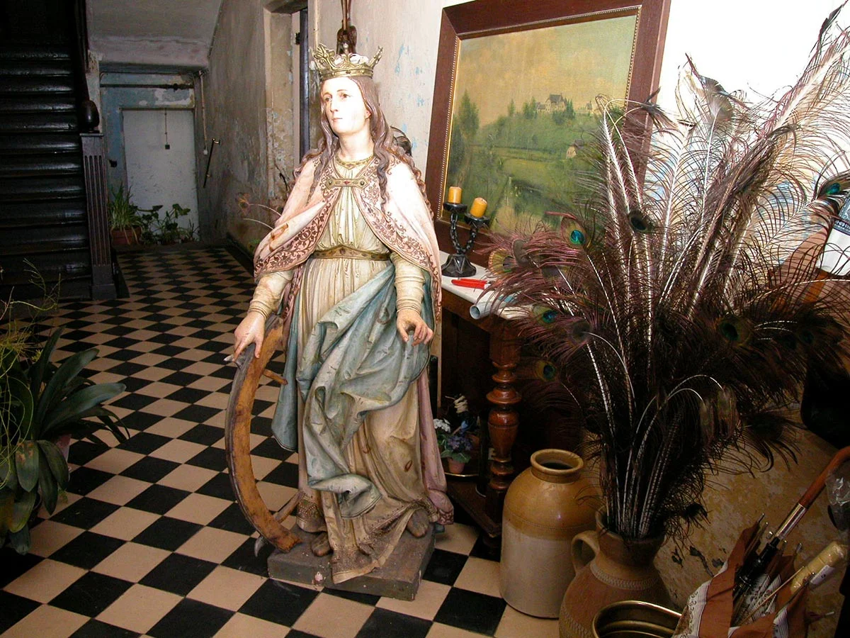 Statue de Catherine d'Alexandrie dans le corridor / Statue von Katharina von Alexandrien im Flur, Birelerhof, Sandweiler © sculpteur inconnu, droits réservé, photographie,&nbsp; © &nbsp;Jos Feller, Sandweiler