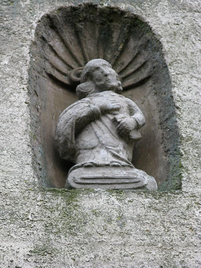 Statuette au-dessus de la porte d'entrée / Kleine Figur über der Hausstür, Birelerhof, Sandweiler, 2003 © Marguy Conzémius&nbsp;