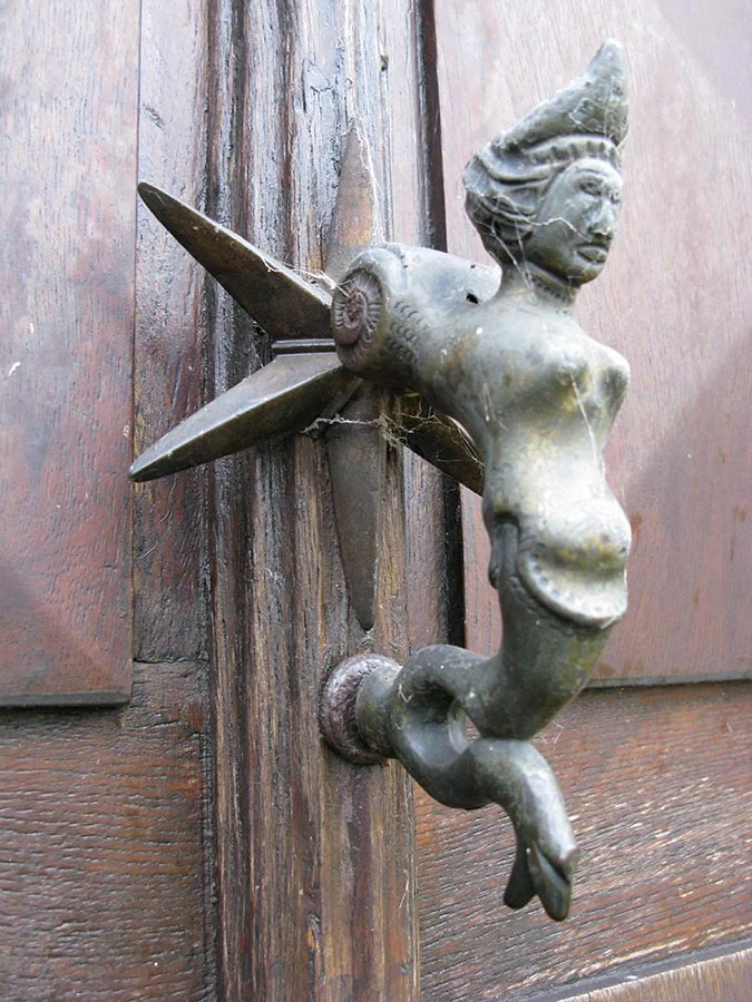 Heurtoir sur la porte d'entrée / Türklopfer an der Hausstür, Birelerhof, Sandweiler, 2003 © Marguy Conzémius&nbsp;