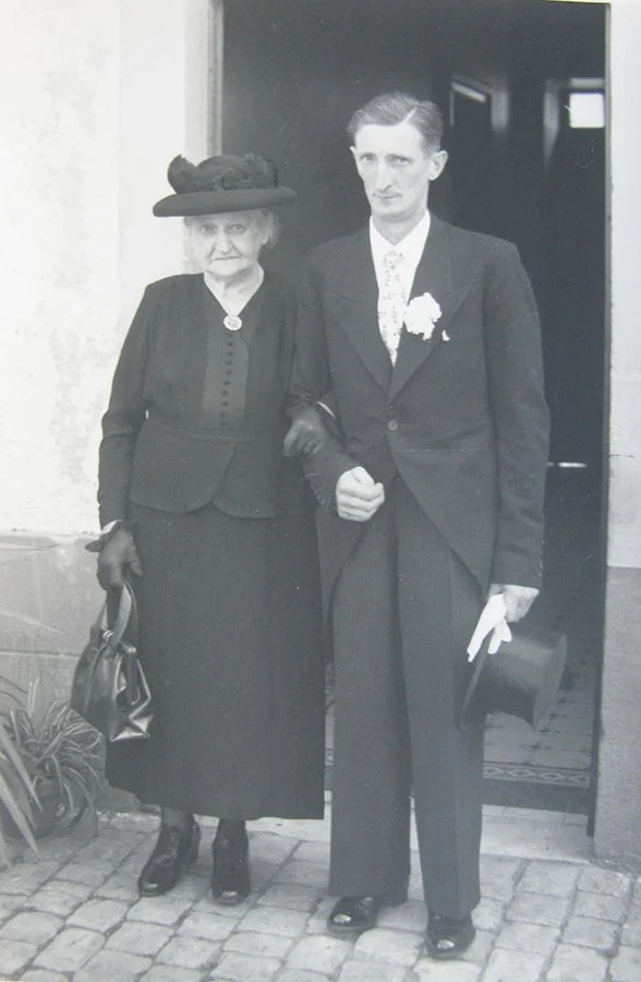 Hedwig Schmitz-Fürstenberg et son fils Alderich le jour de son mariage avec Madeleine Hallé / Hedwig Schmitz-Fürstenberg und ihr Sohn Alderich am Tag seiner Hochzeit mit Madeleine Hallé, 1952 © photographe inconnu, droits réservés