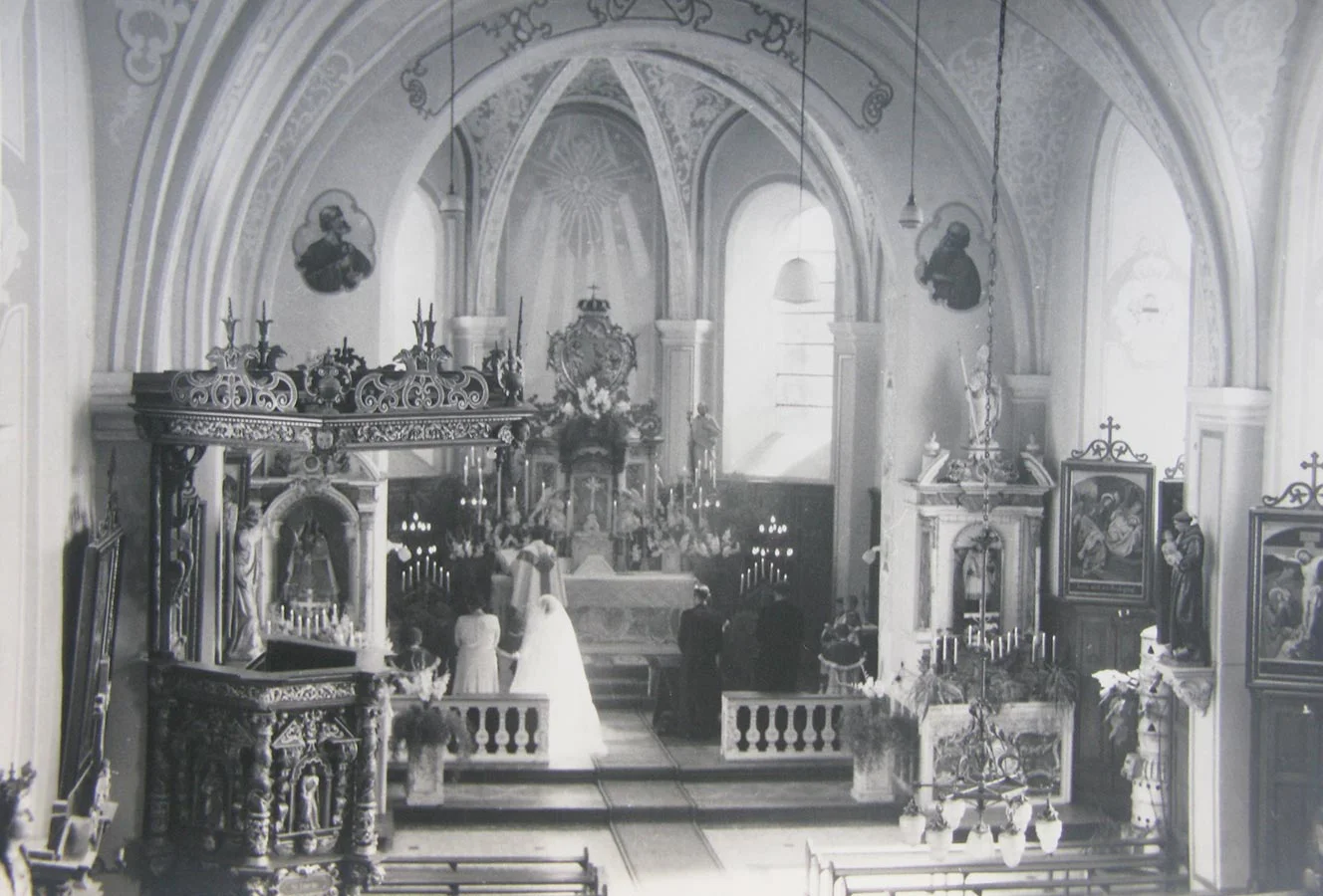 Mariage Madeleine Hallé et Alderich Schmitz. Eglise de Sandweiler / Hochzeit von Alderich Schmitz und Madeleine Hallé. Kirche von Sandweiler, 1952 © photographe inconnu, droits réservés