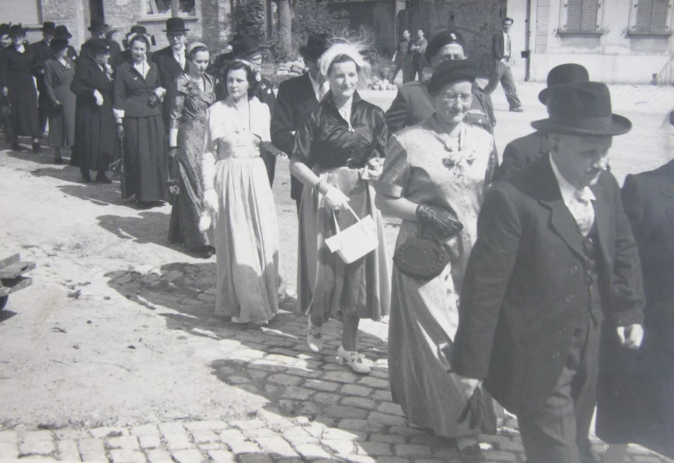 Mariage Alderich Schmitz et Madeleine Hallé. Le cortège avec les invités / Hochzeit von Alderich Schmitz und Madeleine Hallé. Die Gäste, 1952 © photographe inconnu, droits réservés