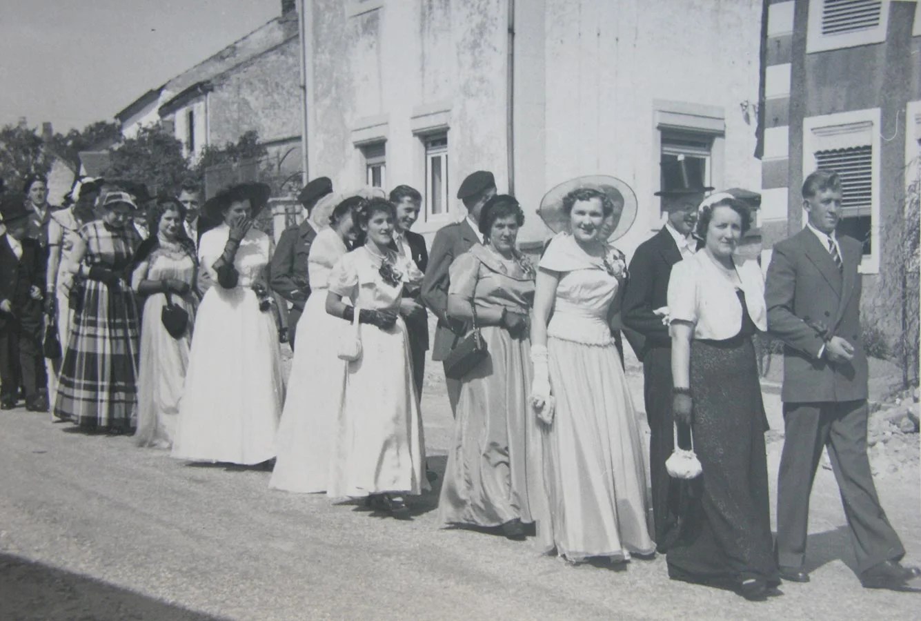 Mariage Alderich Schmitz et Madeleine Hallé. Le cortège avec les invités&nbsp; / Hochzeit von Alderich Schmitz und Madeleine Hallé. Die Gäste, 1952 © photographe inconnu, droits réservés