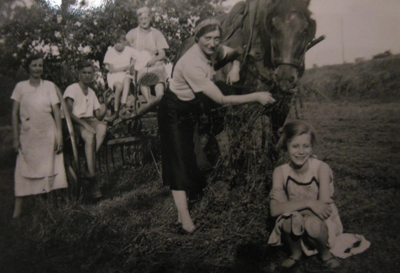 Dans le champ / Auf dem Feld, Birelerhof, Sandweiler ca. 1930 © photographe inconnu, droits réservés&nbsp;