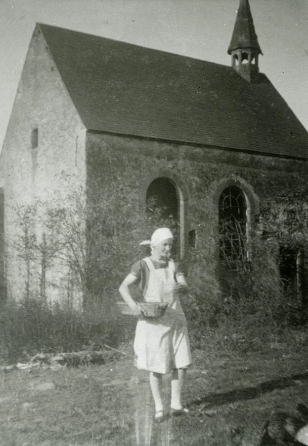 Paula Schmitz donne à manger aux poules / füttert die Hühner, Birelerhof,c ca. 1930&nbsp; © photographe inconnu, droits réservés&nbsp;
