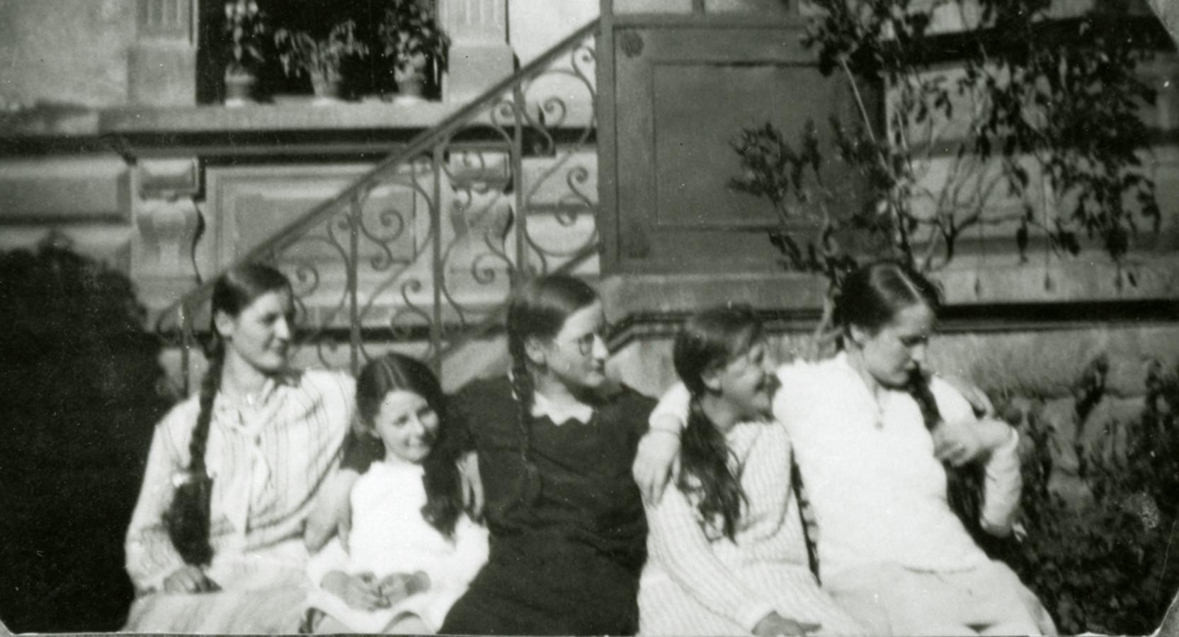 De gauche à droite / von links nach rechts: Paula, Elisabeth, Gertrud Schmitz et deux autres filles ca. 1925 © photographe inconnu, droits réservés&nbsp;