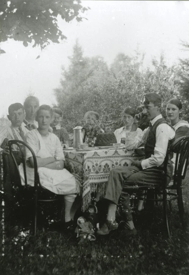 La famille Schmitz autour d'un café et du gâteau / Die Familie Schmitz bei Kaffe und Kuchenca. 1930 © photographe inconnu, droits réservés&nbsp;