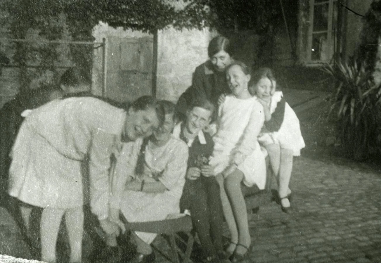 Les filles Schmitz et leurs amies, Birelerhof, Sandweiler ca. 1925&nbsp; © photographe inconnu, droits réservés&nbsp;