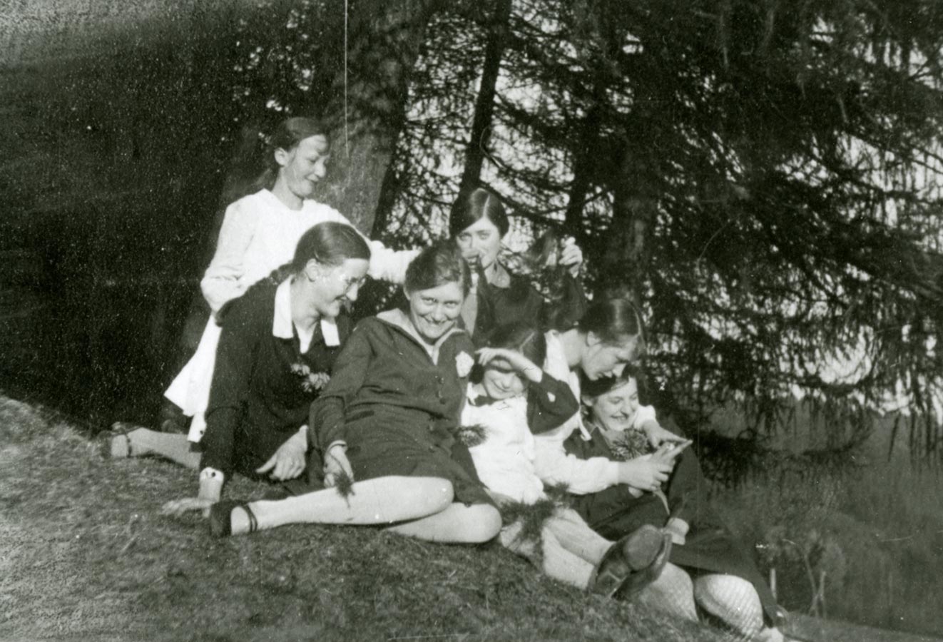 Les filles Schmitz et leurs amies, Birelerhof, Sandweiler ca. 1925&nbsp; © photographe inconnu, droits réservés&nbsp;