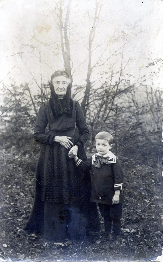 Maria Anna Schmitz du Moulin et son petit fils / und ihr Enkel Alderich, ca. 1917 © photographe inconnu, droits réservés