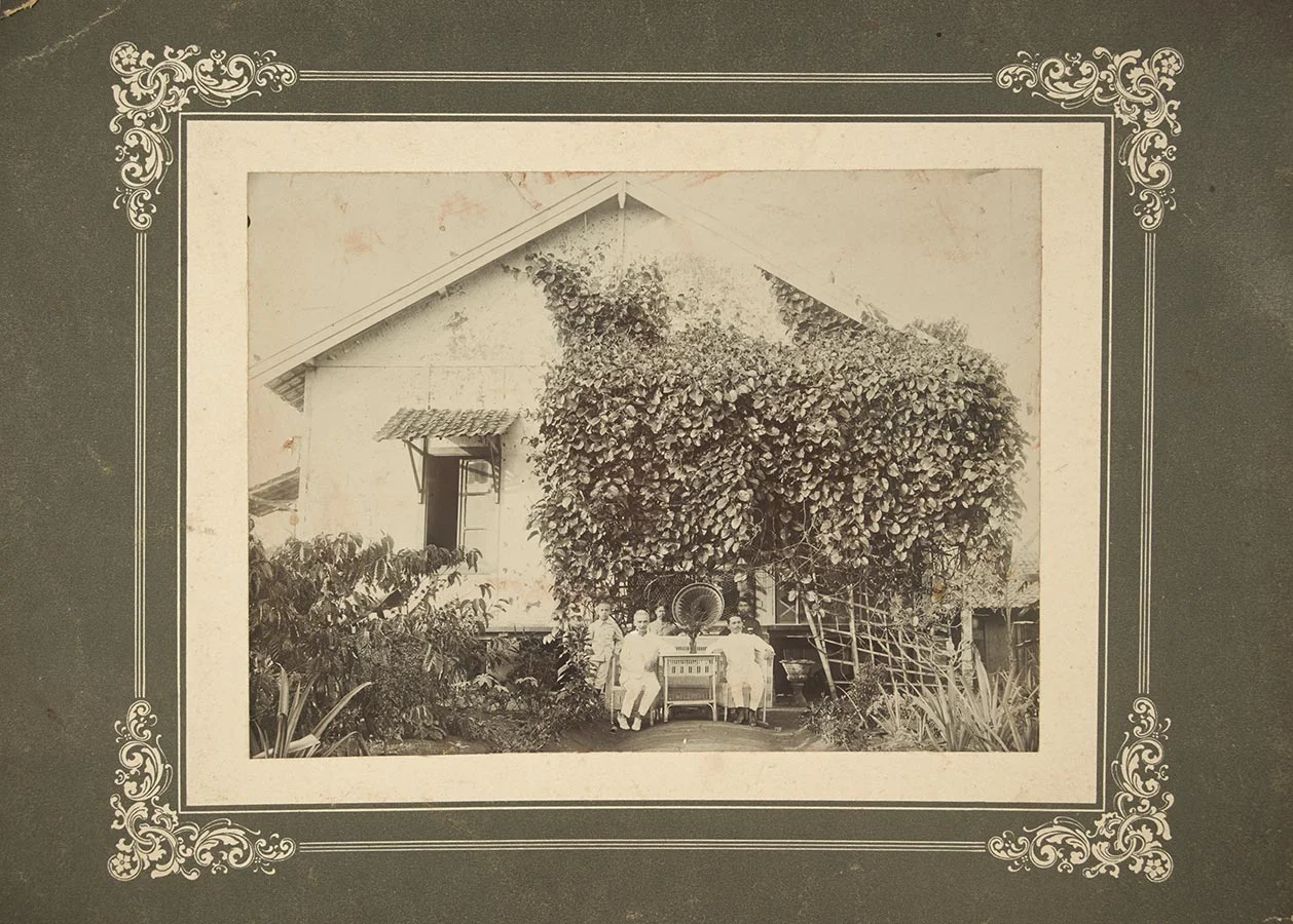 Heinrich Schmitz du Moulin et son fils Tilly en Indonésie / und sein Sohn Tilly in Indonesien, ca. 1920 © photographe inconnu, droits réservés