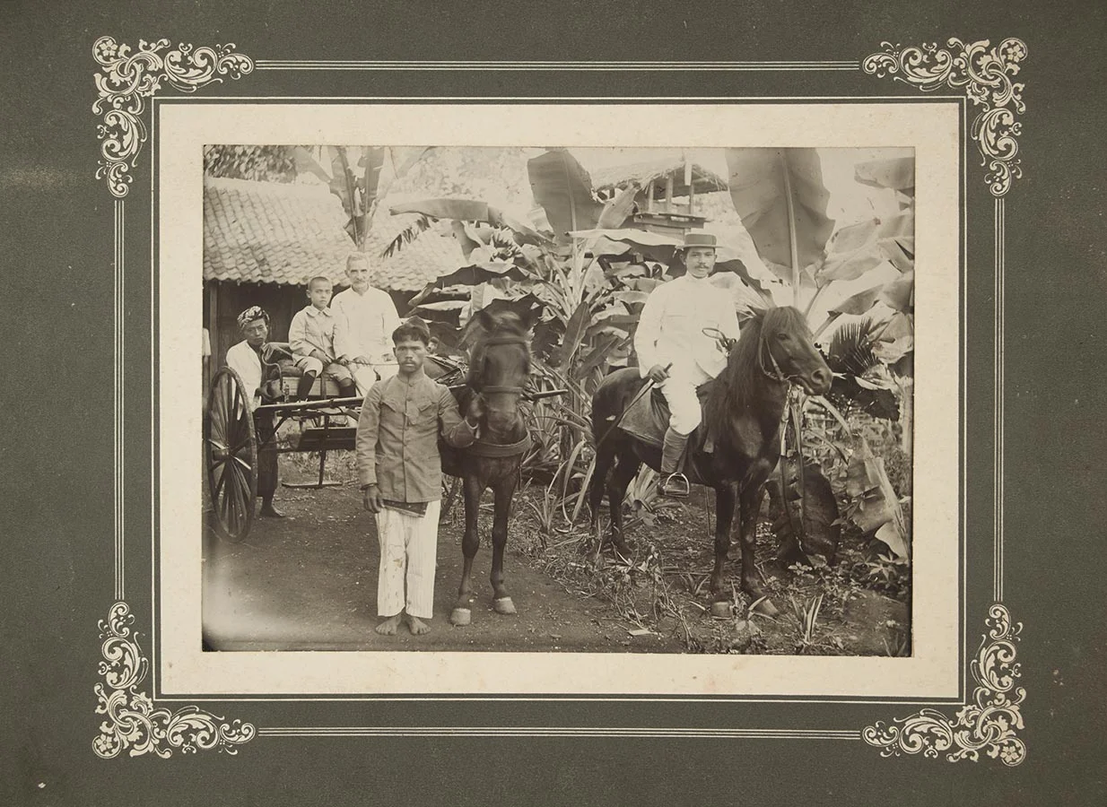 Heinrich Schmitz du Moulin et son fils Tilly en Indonésie / und sein Sohn Tilly in Indonesien, ca. 1920 © photographe inconnu, droits réservés