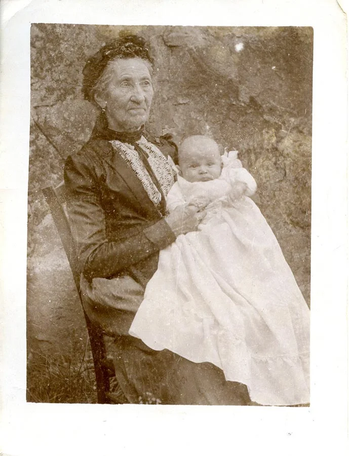 Maria Anna Schmitz du Moulin et son petit fils / und ihr Enkel Charles Warisse ca. 1909 © photographe inconnu, droits réservés