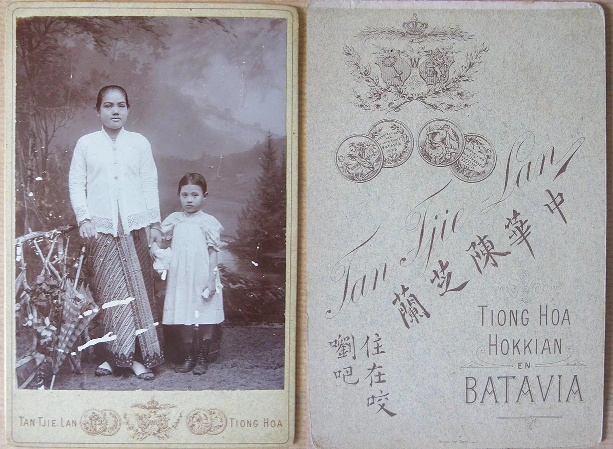 Saïna Binti Maän (Ina Schmitz du Moulin) et sa fille / und ihre Tochter Maria Anna (Marietje) Schmitz du Moulin, ca. 1899 © Tan Tjie Lan, Tiong Hoa, Hokkian en Batavia