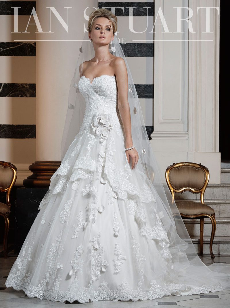 La Paix Size 16 was £1850 Now £800