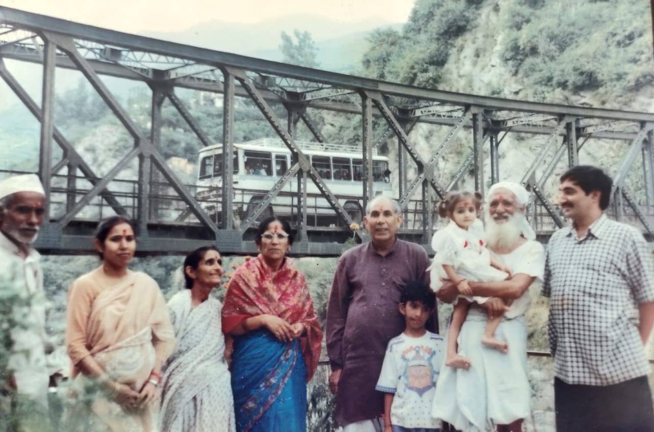  Surrounded by family members, Sunderlal Bahuguna holds granddaughter Haritima Bahuguna at the Tehri Dam site. (1998) 