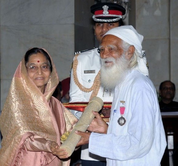  Sunderlal and Vimla Bahuguna receive the Padma Vibhushan award by then President of India Pratibha Patil. (2009) 