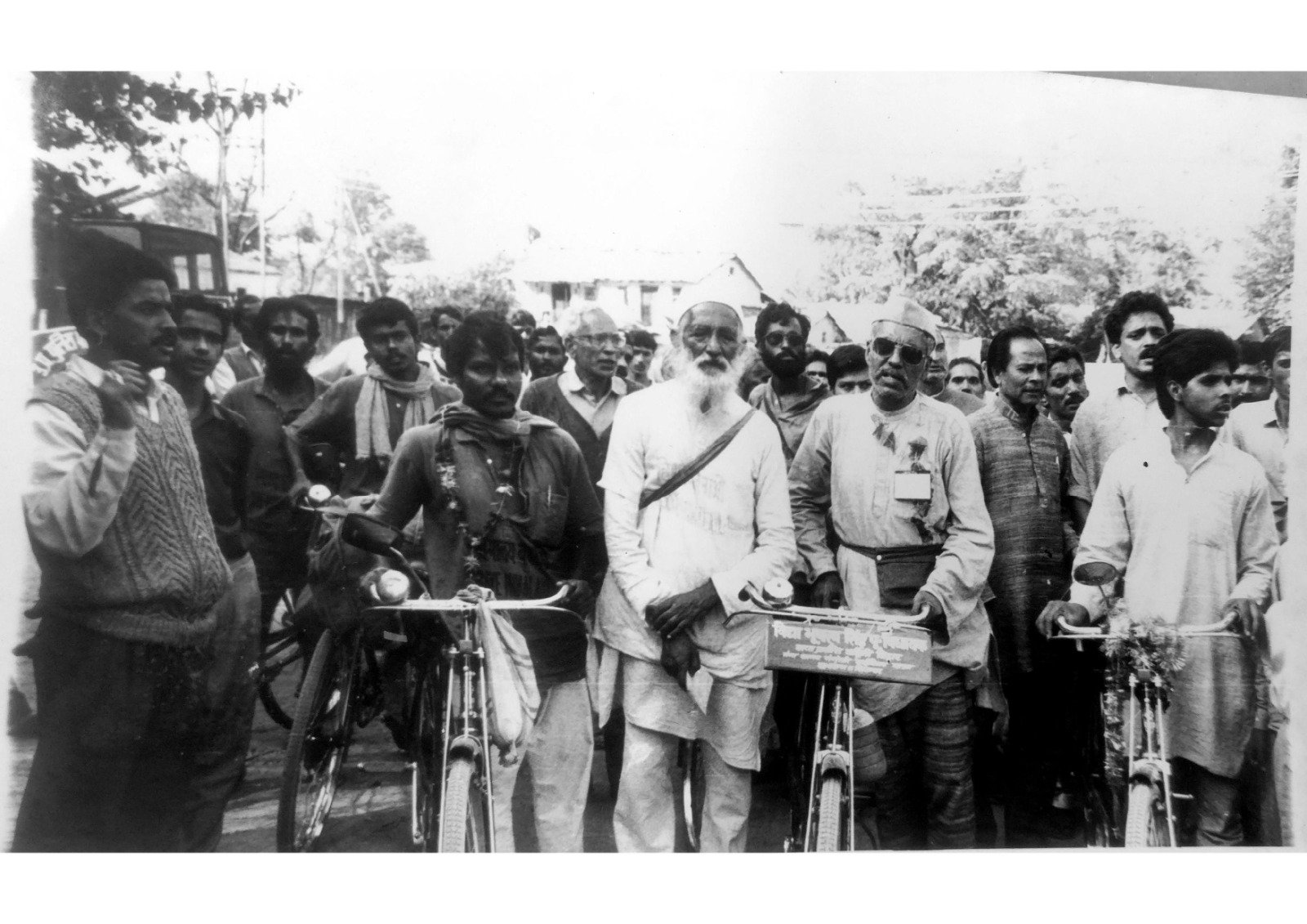  Sunderlal Bahuguna (center, in white) joins a “cycle yatra” awareness campaign for protecting the Ganges river. 