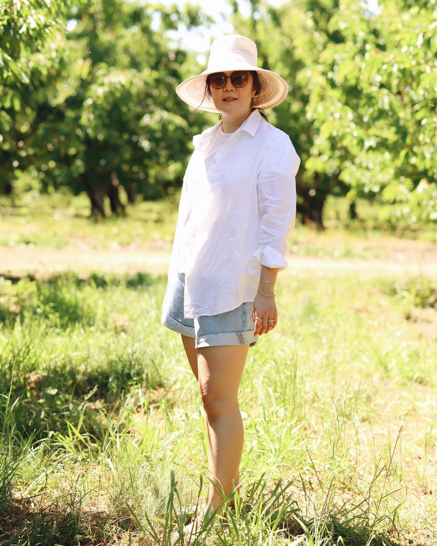 #ootd at the orchards. A very fun weekend 🍒 picking
&mdash;&mdash;&mdash;
Outfit details
Top: @onequince linen button down 
Shorts: old @everlane 
Hat: @ericjavits via @therealreal 
.
.
.

 #secondhandfashion #secondhandfirst  #slowfashion #fairfash