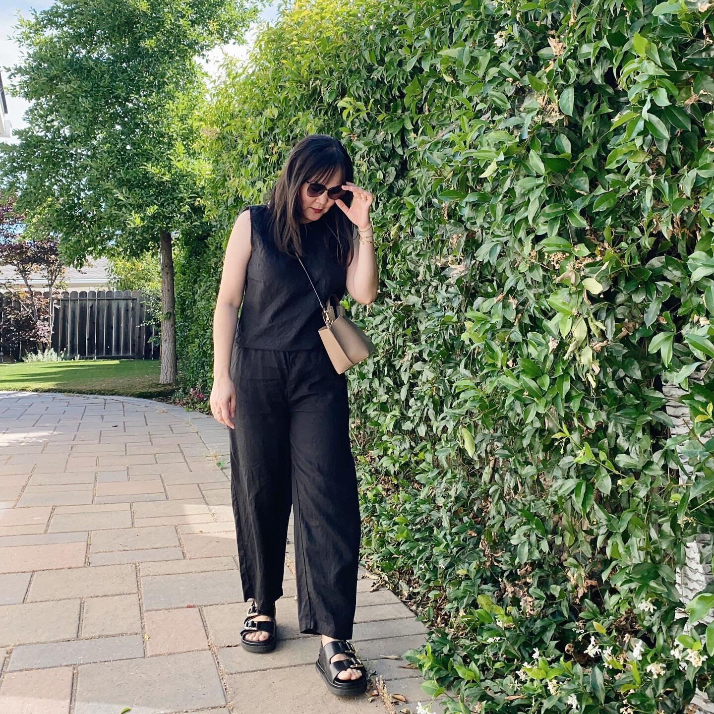 Staying cool in this all linen outfit today, another day in the 90s 🥵 (but at least it&rsquo;s sub-100)
&mdash;&mdash;&mdash;
Outfit details
Top: @onequince
Pants: @onequince linen pants
Shoes: @alohas 
Bag: @reeprojects mini Ann 
.
.
.

#fairfashio