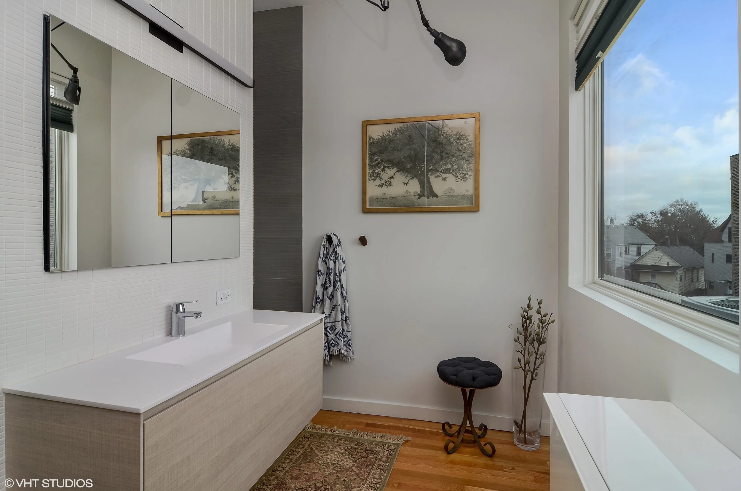 15_2811WShakespeareAve_13_MasterBathroom_HiRes.jpg