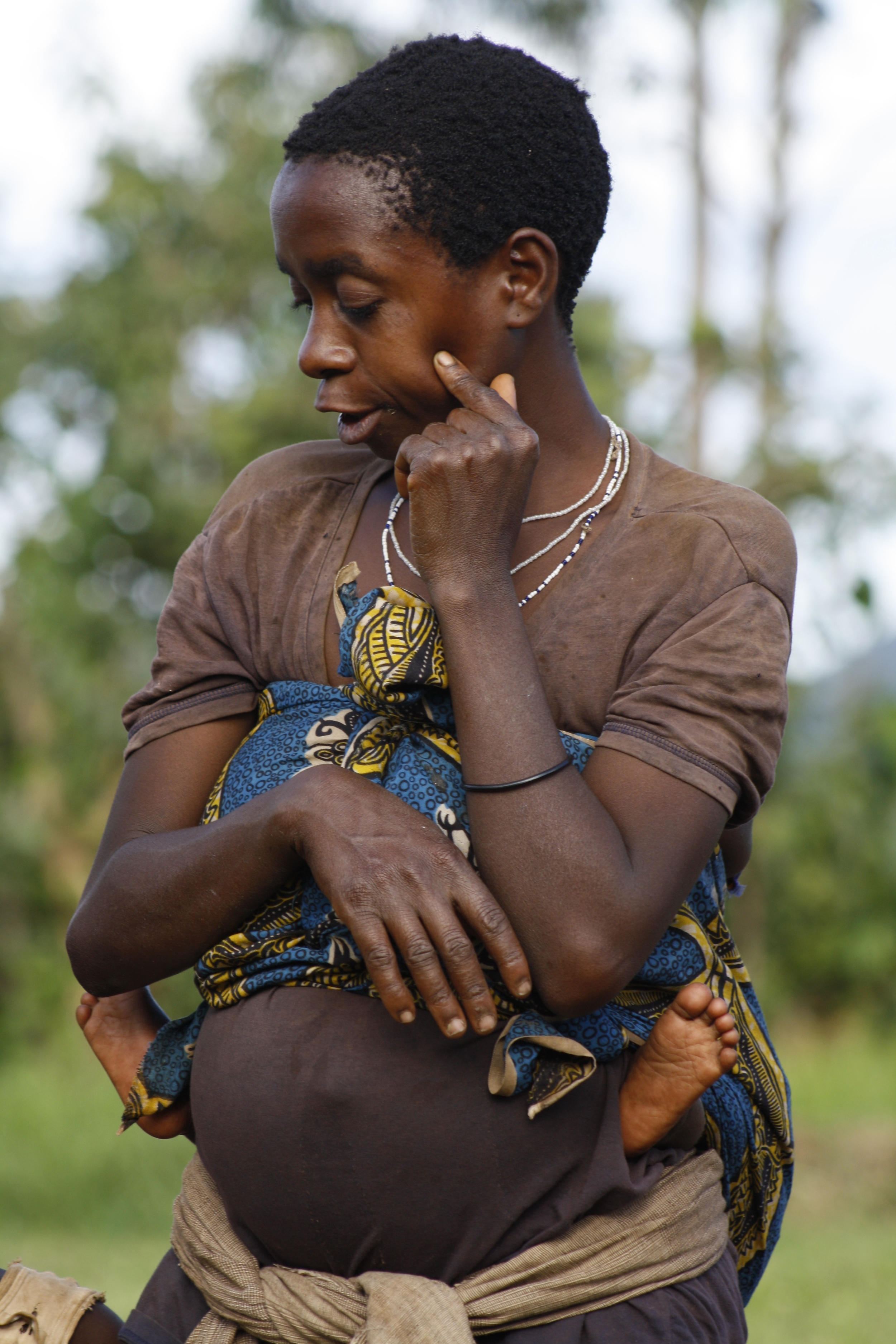  Batwa woman and child in Kanungu, Uganda 