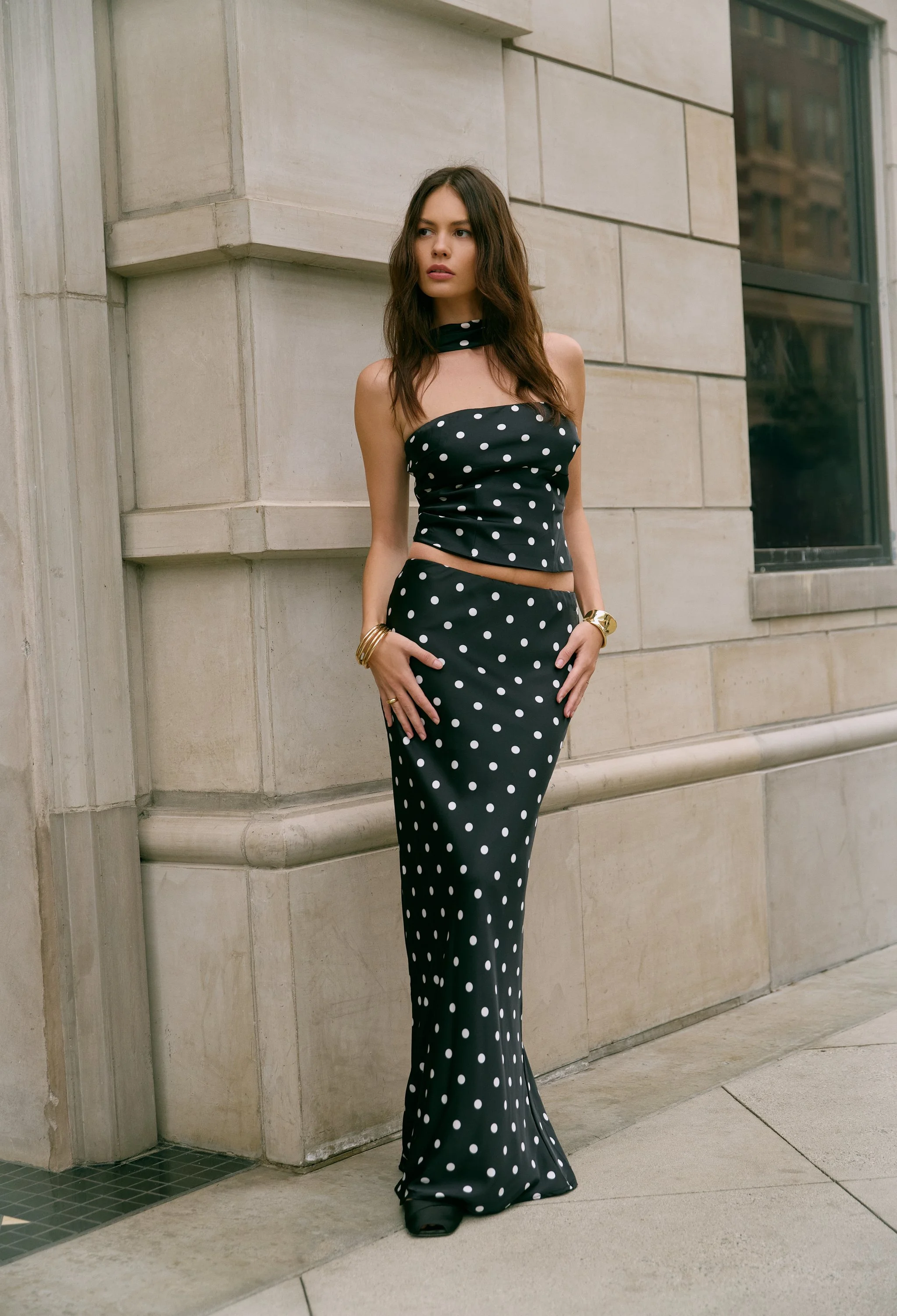 fashion-editorial-downtown-neutral-tones-natural-light-street-style.jpg