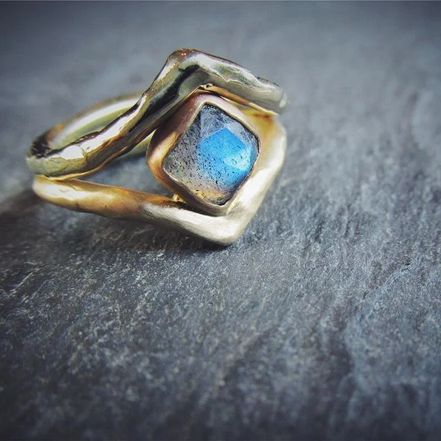Nothing like a flashy labradorite to brighten your day!
.
.
.
.
.
#labradorite #rosecutlabradorite #beststoneever #ericafreestone #weddingrings #customrings #rings #engagementring #oneofakind