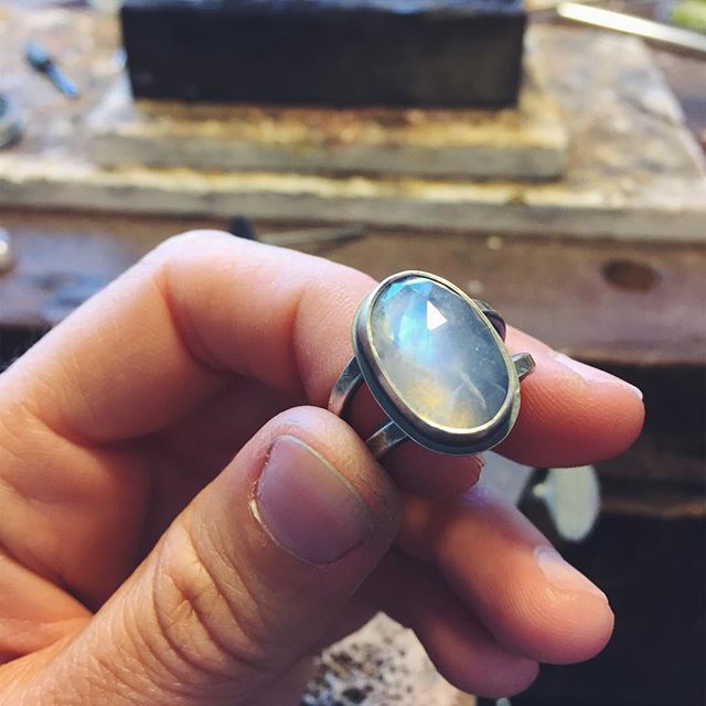 Moonstone. You marvelous, marvelous creature. 🙌
.
.
.
.
#moonstone #rainbowmoonstone #rosecut #hellolover