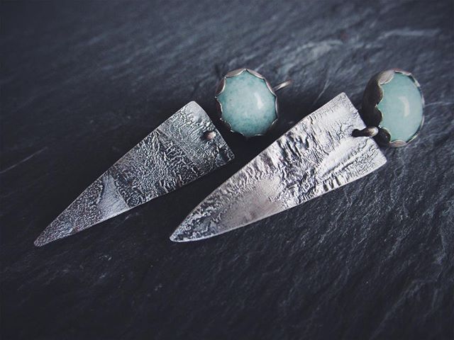 These kinetic earrings are one of my favorites. Amazonite stones and that lovely reticulated silver texture. A great combo!
.
.
.
.
.
#amazonite #reticulatedsilver #silver #earrings #ericafreestone #jewelry