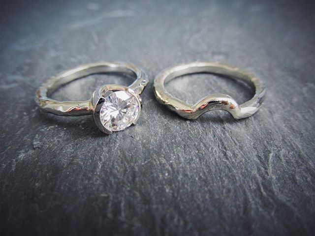 Rugged Engagement Ring with a half bezel, @Charles_colvard Forever One Moissanite, and a curved band. Yes please!
.
.
.
.
.
#ruggedcollection #halfbezel #foreverone #diamondalternative #uniqueengagementring #curvedweddingband #ecofriendly #ericafrees