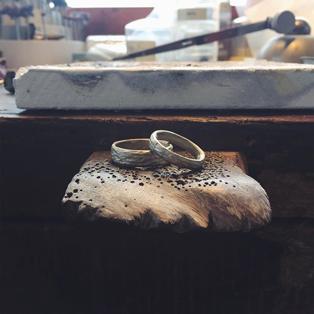 Fresh out of the casting. Working on these bb&rsquo;s today, first clean up then polish then set a bunch of sparkly diamonds. 💍💎💎💎💎💎
.
.
.
.
.
.
.
#weddingrings #workinprocess #progressshot #rings #handmadejewelry #jeweler #goldsmith #weddingba